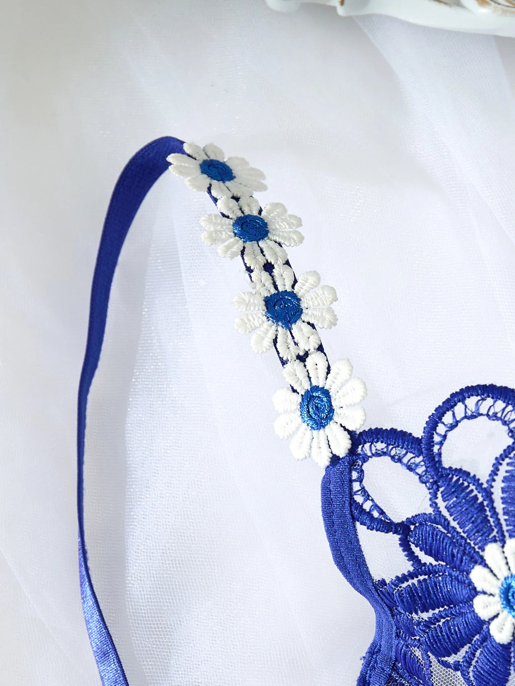 A sexy Blue lingerie set, including a daisy-patterned bra and thong, a comfortable family-style women's two-piece ZA825086